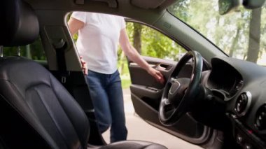 Beyaz, mutlu, alıcı, araba satıcısı, araba sahibi, olgun, yaşlı bir kadın, lüks elektrikli otomobil kamyonunda oturuyor, araba kiralayan yeni bir araca hayran.