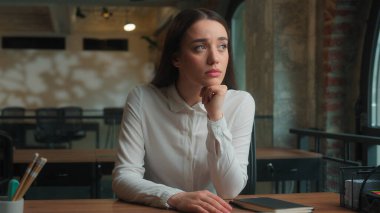 Düşünceli üzgün, üzgün, Kafkasyalı iş kadını kız öğrenci. Derin düşüncelere dalmış, zor düşüncelere dalmış, sorunlara çözüm bulmuş, mutsuz, düşünceli, ofiste çalışan, düşünceli kadın iş kadını.