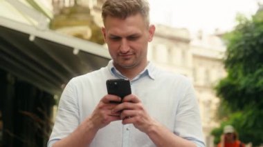 Beyaz tenli turist, şehir sokaklarındaki erkek iş adamının telefonuna akıllı telefon yazıyor. Müşteri müşterisi, internet üzerinden alışveriş yapıyor. Cep telefonuyla internet bağlantısı kuruyor, tatil biletleri ayırtıyor.