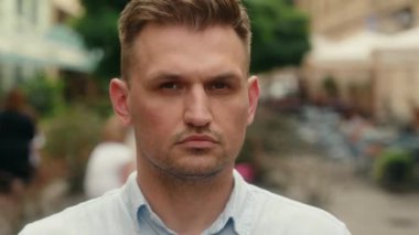 Dışarıdaki beyaz erkek portresi Avrupalı turist turist iş adamı yalnız müşteri ciddi yüz ifadesi kameraya bakıyor sakin iş adamı şehir seyahat sigortası