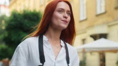 Kafkasyalı mutlu kadın turist sokak fotoğrafçısı turizm blogu yazarı gezgin blogcu gezgin fotoğrafçı dışarıda çekim yapıyor.