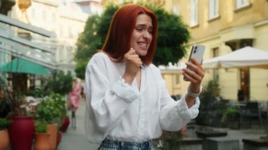Mutlu, şanslı, şanslı kız, beyaz, kadın, iş kadını, turist şehir, cep telefonu, umut verici haberler, zafer, online kumar, para, sürpriz, açık hava.