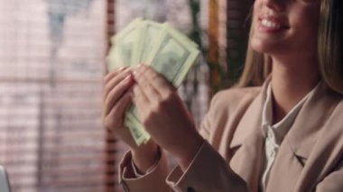 Mutlu, gururlu, zengin, zengin, Kafkasyalı, serbest çalışan, zengin iş kadını, kadın, girişimci, para hayranı iş kadını, nakit para, gelir, maaş, ofis finansmanı.