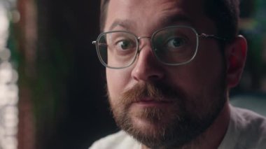 Kafkasyalı, mutlu, şaşkın, orta yaşlı, mutlu iş adamı ofis kamerasına bakan erkek işadamı şaşkınlık verici, heyecan verici, şaşkın, girişimci, borsacı, işvereni kazandı.