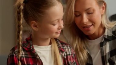 Beyaz kız öğrencinin ev ödevi, not defteri, öğrenci, öğrenci, öğrenci, sevgili anne, anne, baba, kadın, anne, aile ve çocuk eğitimi hakkında bilgi sahibi olmasına sevindim.