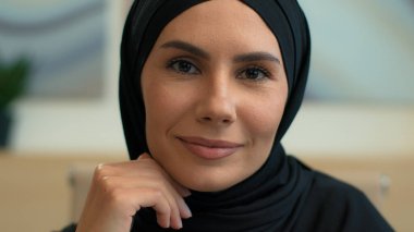 Siyah tesettürlü Arap Müslüman kadın neşeli iş kadını neşeli kız işveren sağlıklı yüz gülümsemesi dişlek kadın İslami inanç hayali kuran gülümseyen kadın iş portresi.