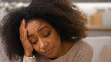 Stres depresyonlu üzgün kızı kapat. Kanepeye uzan genç Afrikalı Amerikalı endişeli kadın. Kanepede uzan.