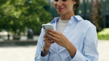 Gülümseyen etnik iş kadını, Afrikalı Amerikalı iş kadını, şehirde cep telefonuyla gezen bayan, kötü haber okuyan, akıllı telefon, ruh halini değiştiren, duygusal, olumsuz, başarısız.