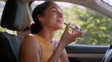 Afro-Amerikan kadın otomobili ile konuşma, konuşma, konuşma, konuşma, konuşma, telefon, sesli mesaj, konuşma, sohbet, iş kadını, kiralama, kadın aracı.