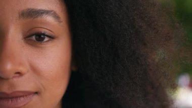 Yarım yamalak görüşlü Afro-Amerikan kadın, dişlek, dişlek, bayan, makyaj, sağlık, portre feminizm, oral, iş kadını, beyaz iş kadını.