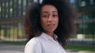 Afro-Amerikan kadın, etnik kadın iş kadını şehir kızı, güzel bayan öğrenciye kur yapan, güler yüzlü, açık havada flört eden, güler yüzlü, güler yüzlü bir çalışan portresi.