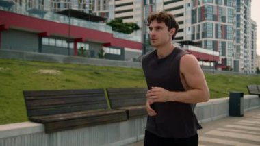 Beyaz adam koşuyor, koşuyor, koşuyor, erkek sporcu, spor yapıyor, spor yapıyor, kardiyo yapıyor, şehir antrenmanlarını yapıyor, şehrin kas egzersizleri yapıyor, sağlıklı maraton sporunun dışında.