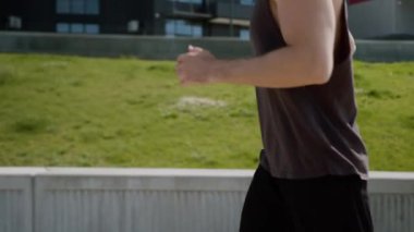 Yandan bakıldığında Kafkas erkek sporu koşucu hareketi açık havada atletik erkek sporcu antrenman yapıyor sağlıklı yaşam tarzı aktivite hızı egzersiz şehir sporcusu