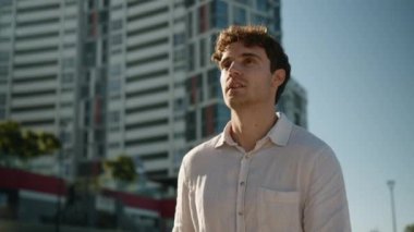 Beyaz, genç bir adam sokakta yürüyor. Başarılı, yakışıklı, kendine güvenen, iş adamı, iş adamı, açık hava öğrencisi. Gülümseyen, neşeli hareketler yapan işveren etrafa bakınıyor.