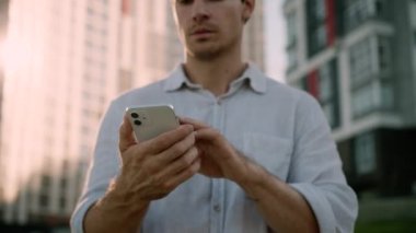 Kafkasyalı bir adam cep telefonu akıllı sosyal medya kullanıyor. Gülümsüyor, tokalaşıyor, mutlu bir erkek. İnternet üzerinden iş dünyası uygulaması ile sohbet ediyor.