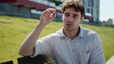 Kafkasyalı erkek problemi baş ağrısı, stres, erkek sağlığı gerilimi, hayal kırıklığı, kriz, yorgunluk, yorgunluk, çaresizlik, umutsuz iş şehri, depresyonda.