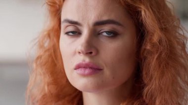 Düşünceli, düşünceli, üzgün, üzgün, asık suratlı, ciddi, beyaz, kadın, evde hayal kırıklığına uğramış, kamera problemlerine bakan kadın.