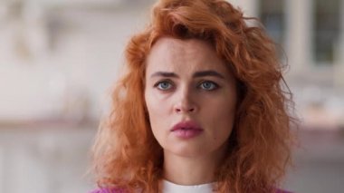 Evdeki portreyi kapat üzgün üzgün üzgün sinirli kadın sinirli bayan bayan bayan bayan ev sahibi karısı ev sahibi kız arkadaş kötü ruh hali olumsuz duygu bozukluğu depresyon sorunu