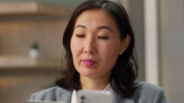 Asyalı Çinli iş kadını kadın tüketici kız tüketicisi mutlu Koreli Japon iş kadını online cep telefonu siparişi kredi kartı internet banka hesabı işlemleri