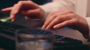 Kırpılmış görüşlü kadın, oyun programcısı teknoloji işçisi bilgisayar korsanı veri kodlaması, antivirüs yazma klavye üzerinde çalışıyor tanınmayan kız öğrenci iş kadını şifreleme oyunu bağımlısı