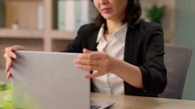Asyalı kadın işvereni etnik kız Çinli tatmin olmuş gülümseme yetişkin Japon iş kadını dizüstü bilgisayarda rahatlama işi bitirip ofiste dinlenme, mutlu kadın istirahati.