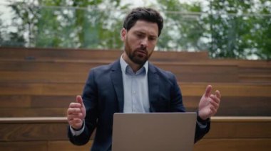 Kafkasyalı iş adamı, işadamının sinirli erkek işveren yöneticisini sinirlendirdiğini vurguladı. İşveren yöneticisinin sinirleri bozuldu. Şehirdeki dizüstü bilgisayar, internet, elektronik posta dolandırıcılığı sorunu, aşırı çalışma sorunu.