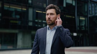 Kafkasyalı iş adamı koç, erkek işadamı, işadamı, işadamı, danışman, emlakçı, cep telefonu görüşmeleri şehirdeki akıllı telefon görüşmeleri, açık hava görüşmeleri, kablosuz kulaklık konuşmaları, şehir merkezine gitme.