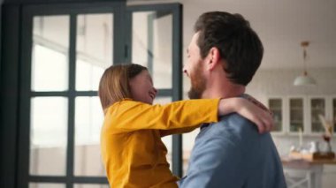 Gülen aile neşe saçan beyaz kız babayı kucaklayan ebeveyn gülümseyen çocuk babalığı kucaklayan liseli kız çocuğu kucaklayan çocuk bakıcısı erkek çocuğu evde oynatıyor.