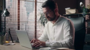 Neşeli, beyaz, erkek, iş adamı, yönetici, yönetici, ofis çalışanı, imar uzmanı, baş parmak, jest, kurumsal gülümseme, iş dünyası başarısı önerisi.