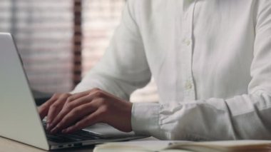 Kafkas CEO 'su iş adamı laptopunu ofis lideri iş adamının bilgisayarında çalıştırıyor migren ağrısı çekiyor erkek girişimci adamın baş ağrısı kesiciden acı çektiğini vurguladı