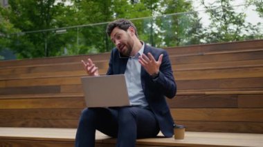 Öfkeli işveren, akıllı telefonu arar, cep telefonuyla tartışır, kavga eder, tartışır, tartışır, tartışır, tartışır, tartışır, tartışır, sinirli, sinirli, sinirli iş adamı girişimci şehir sorunlarında, dışarıda dizüstü bilgisayarla uğraşır.
