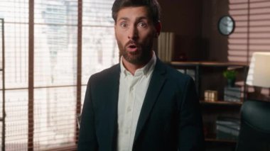 Kafkasyalı orta yaşlı iş adamı yetişkin işadamı, işveren erkek işadamı ofiste şaşkın şaşkın şaşkın büyük gözleri kapalı elle ağzı kapalı kameraya bakarken inanılmaz bir teklif