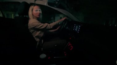 Stresli, sinirli, beyaz iş kadını kadın, kadın, kadın, araba sürücüsü aynaya bakan polis, direksiyona çarptı.