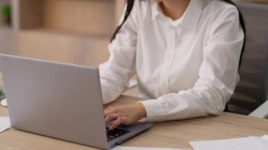Asyalı Çinli iş kadını etnik kadın iş kadını Koreli iş kadını girişimci ofis çalışanı hr yönetici sekreter öğrenci çevrimiçi dizüstü bilgisayarda bilgisayar teknisyeni yazıyor.