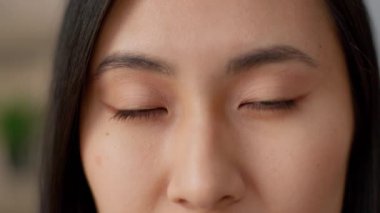 Gözlerini kapat, Asyalı Çinli Japon bayan bayan kameraya bakıyor, gözlerini kırpıyor, kirpikler, doğal güzellik makyajı, kapalı alanda iyi bir görüş.