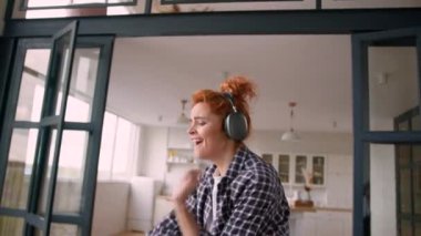 Mutlu bir gülümseme, beyaz bir kadını kandırmak, kablosuz kulaklıkla müzik dinlemekten keyif almak, davulcu gibi davranmak, şarkı söylemek, ses özgürlüğü, havada davul çalmak.