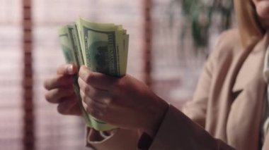 Tanımlanamayan Kafkasyalı iş kadını kadın iş kadını ofis çalışanı muhasebeci dolar yığını. Maaş geliri ikramiyesi ikramiyesi dahil. Kapalı alandaki nakit ödeme.