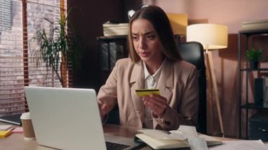 Huysuz, sinirli, Kafkasyalı, ofis çalışanı, iş kadını, iş kadını Laptop masaüstü bilgisayarını kullanan, banka şifresi yazan, kapalı alanda kredi kartı ödeyen iş kadını.