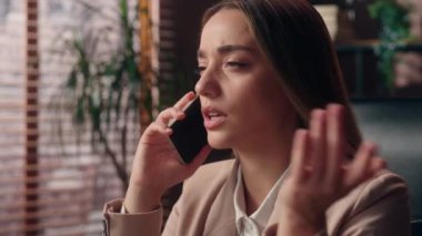 Ciddi, düşünceli, beyaz, iş kadını, kadın, bayan, iş kadını, iş kadını, konuşan, cep telefonuyla konuşan, güvensiz, akıllı telefon konuşmalarından rahatsız olan, ofiste çalışmayı tartışan biri.