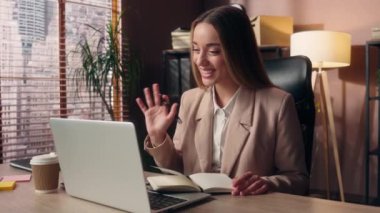 Olumlu gülümseyen beyaz girişimci iş kadını kadın kadın iş kadını psikolog video görüntülü konuşma webcam konferansı kullan, dizüstü bilgisayar kullan ofisteki danışman müvekkil