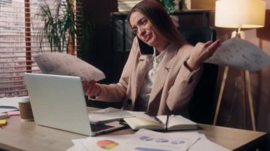 Stresli aşırı yükleme Kafkasyalı iş kadını kadın avukat kız iş kadını iş kadını akıllı telefon konuşması yapan ajan arama verilerini tara rapor ver dizüstü bilgisayarlar içeride iş stresi