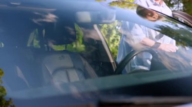 Kafkasyalı yaşlı yaşlı yaşlı kadın olgun kadın araba kiralama hizmetleri müşterisi araba şoförü açık araç kapısı otomatik emniyet kemeri emniyet kemeri takılı motoru çalıştır