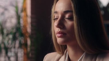 Düşünceli, düşünceli, beyaz, kız, iş kadını, girişimci, patron, ofis çalışanı. Mesafe arayan, beyin fırtınası düşünen, derin düşüncelere dalan, kapalı bir yerde çeneye dokunan derin düşünceler düşünün.