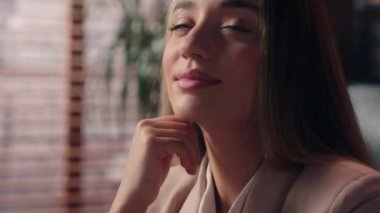 Hayalperest, düşünceli, beyaz iş kadını, kadın, iş kadını, ofis çalışanı, mesafelere bakan, hayalperest, hayalperest, kapalı alanda hayaller kuran iş kadını.