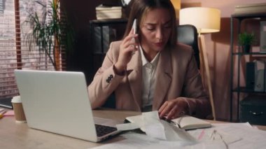 Yoğunlaşmış Kafkasyalı iş kadını kadın ofis çalışanı iş kadını iş kadını iş kadını dizüstü bilgisayar planlama, muhasebe konuşmaları, cep telefonu, ev kredisi faturası tartışması.
