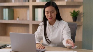 Profesyonel uzman Asyalı Japon iş kadını kız Çinli kadın işçi işveren CEO iş görüşmesi raporu. İnternetteki video konferans konferansı, bilgisayar, bilgisayar, bilgisayar, ofis içi toplantı.