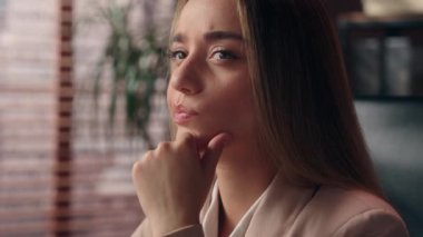 Kafkasyalı düşünceli kız ofis çalışanı yönetici, iş kadını, neşeli kadın iş kadını derin düşüncelere dalmış kamera görüntüsü veren neşeli iç görü.