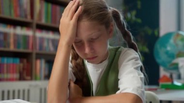Kafkasyalı üzgün küçük kız üzgün liseli çocuk öğrenci zor iş düşünen öğrenci kafasını ev ödevi ödevi problemine çarpmış.