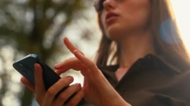 Kendine güvenen Kafkas dilinde kadın işkadını iş kadını kadın iş kadını şehir dışında güneş gözlüklü moda tarzı açık havada konuşarak cep telefonu konuşmaları akıllı telefon konuşmaları.