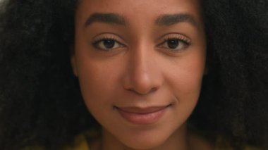 Yüzünüzü kapatın, Afrikalı Amerikalı etnik kız iş kadını kameraya bakıyor koyu renk gözler güzellik makyajı cilt tıbbi sağlık bayan iş kadını öğrenci kamera portresine bakıyor